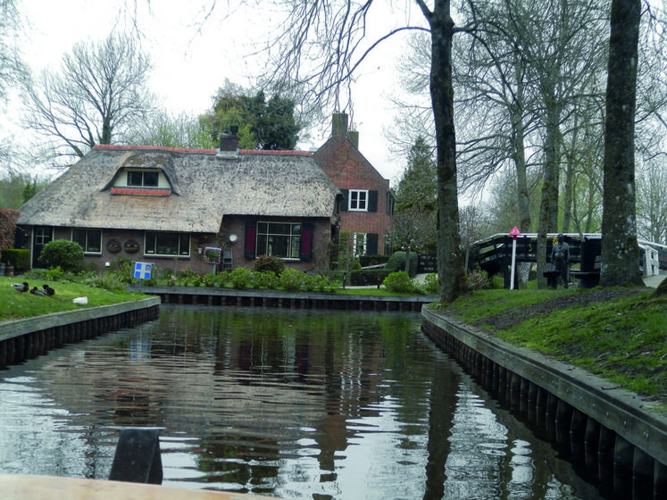 Certains endroits des Pays-Bas ne sont accessibles que par les canaux. L'accès en voiture est impossible à certaines maisons, il est nécessaire d'avoir une barque ou un vélo	!