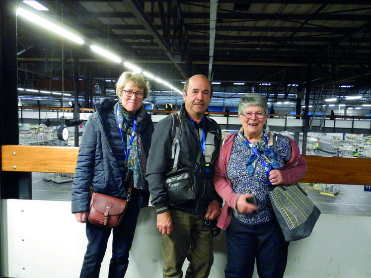 Arlette et Luc Augé et Monique Berthelot étaient du voyage. Ils ont visité le marché aux fleurs, par où transitent des milliers de plantes chaque jour.