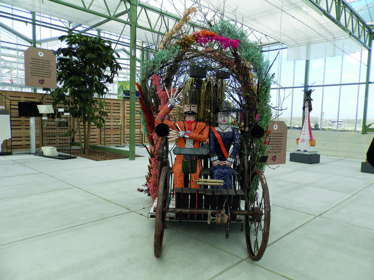 La Floriade est l'occasion de créer des Suvres à partir des plantes, comme ici, où deux personnages en mosaïque sont entourés de végétation.