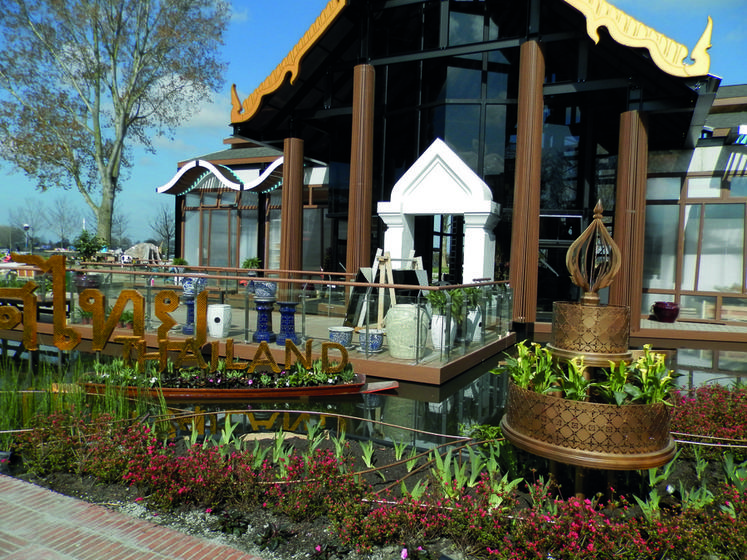 Les pays participant à la Floriade conçoivent leur pavillon, qu'ils décorent à leur guise. Ici, la Thaïlande a créé un bassin le long de son jardin.