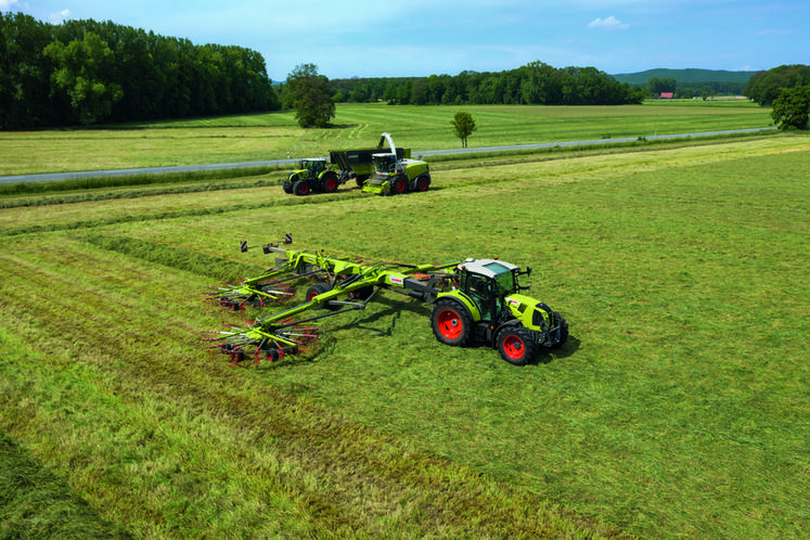 L'andainage juste avant l'ensilage permet de profiter au maximum de l'effet de séchage naturel du fourrage.