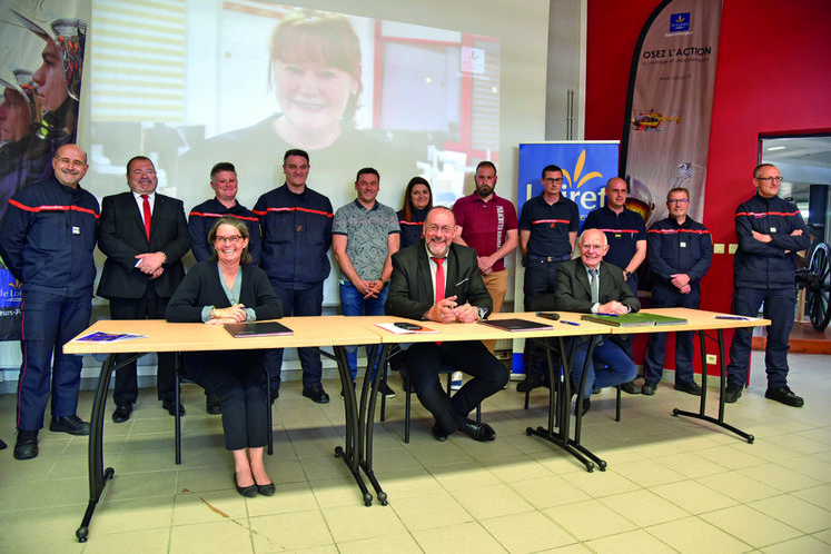 Pauline Martin, Marc Gaudet et Alain Grandpierre ont signé deux conventions en présence des employés du conseil départemental qui sont sapeurs-­pompiers volontaires.