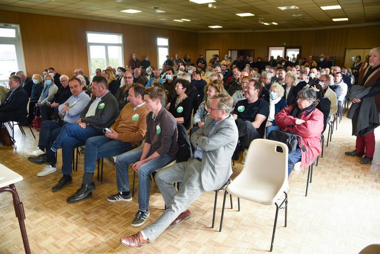 Le 28 avril, aux Corvées-les-Yys. Le débat public autour de l'installation du méthaniseur de la CABBP à Nonvilliers-Granhoux a mobilisé les opposants.