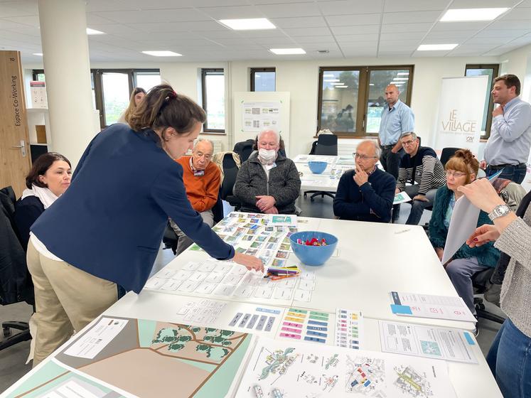 Mardi 26 avril, à Châteaudun. Le panel citoyen du Living-lab du possible a travaillé sur la conception d'une maquette de méthaniseur et de son environnement.