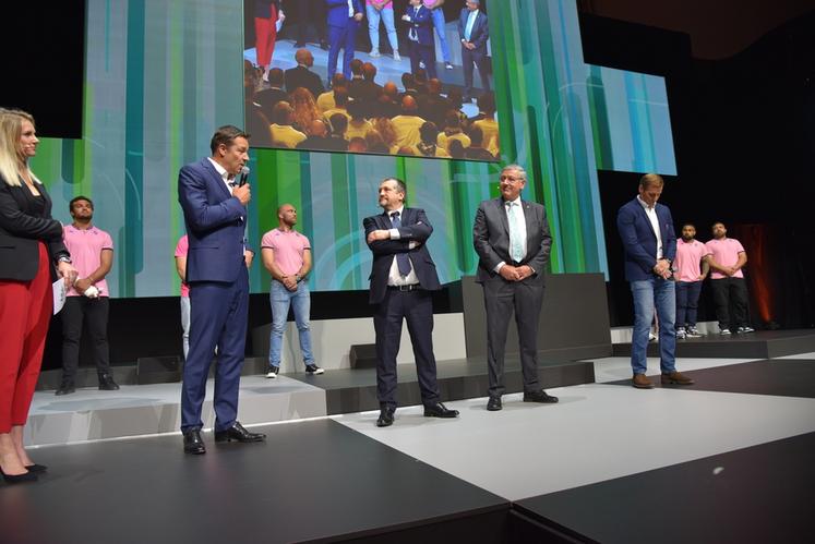 La convention s'est achevée par le renouvellement du partenariat entre Groupama et le Stade français.