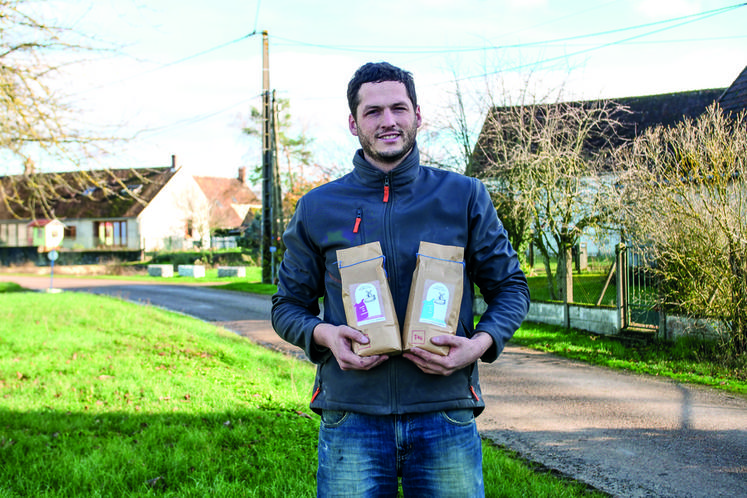 Agriculteur, meunier et Jeune agriculteur engagé, Cyril Régnier diversifie l'activité de son exploitation de Courtemaux depuis 2019.