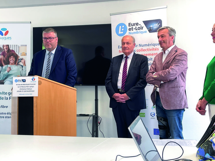 Le 29 avril, à Châteaudun. Les élus du territoire se réjouissent de l'arrivée de l'opérateur Bouygues Telecom sur le réseau fibre optique qu'ils ont contribué à mettre en place.