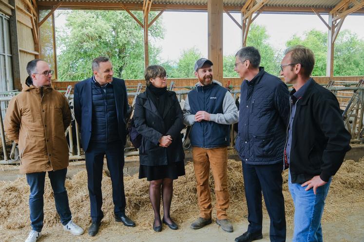 Mardi 3 mai, aux Autels-Villevillon. La signature du contrat tripartite sur la ferme de Christophe Provot (au c.) est aussi l'occasion pour l'éleveur de présenter son exploitation.