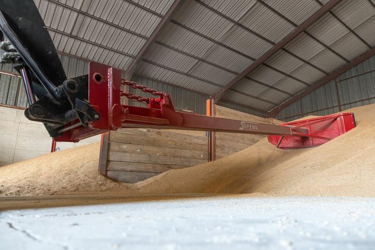 Le bras pousse-tas de la Sopema est spécifique : il a été conçu avec une articulation par chaînes pour offrir de la souplesse et de l’amplitude dans l’utilisation.