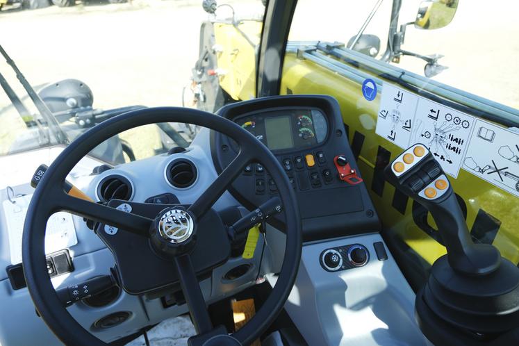 Un confort d'utilisation optimal avec son joystick relié au siège.