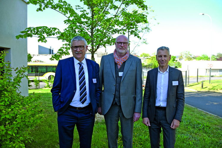 Jeudi 5 mai, à La Chaussée-Saint-Victor. Pascal Cormery (à g.), Didier Bultel (au c.) et Étienne Le Meur (à d.) dressent le bilan de l'activité de la MSA en 2021 et font le tour de ses sujets d'actualité.