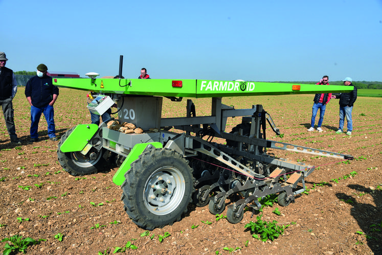 Le 6 mai, à Boutigny (Essonne). Les agriculteurs ont découvert le robot Farmdroid en conditions réelles de binage dans une parcelle de betteraves.