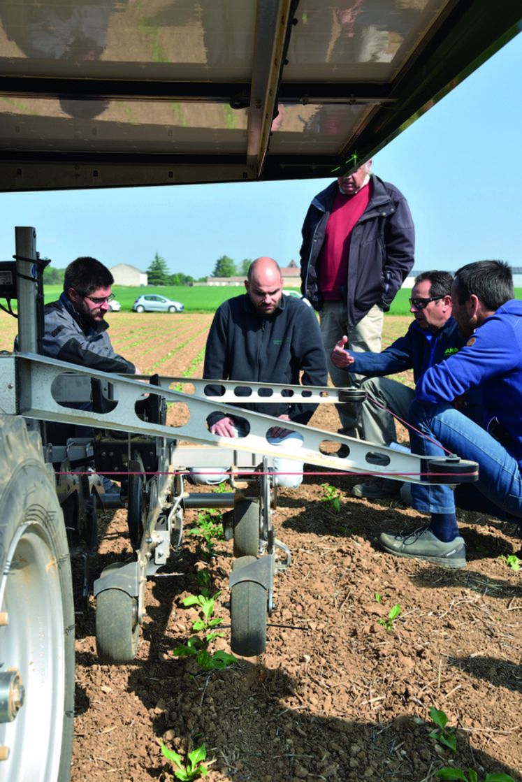 Le tour de plaine a été l'occasion pour les agriculteurs de découvrir le robot dans ses moindres détails.
