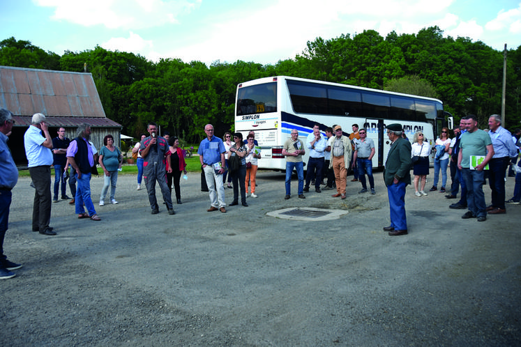 Lundi 9 mai, à Lignières. L'ensemble des participants à la visite pré-comice a pu échanger avec Jean-Pierre et Frédéric Samson, éleveurs laitiers et ­aviculteurs. 