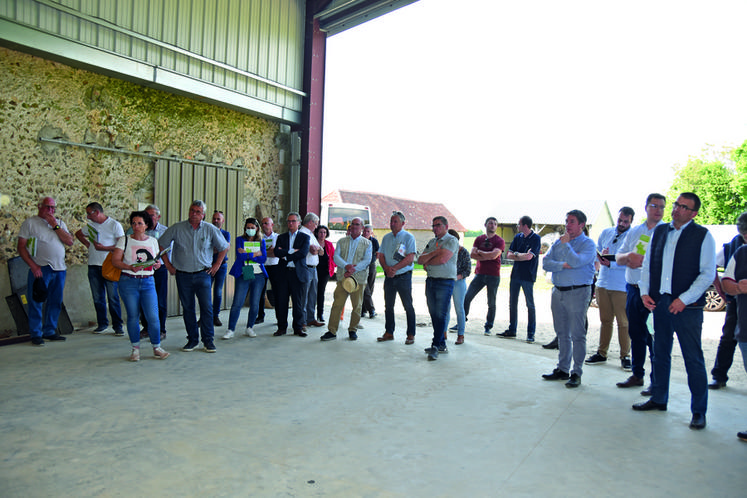 La visite pré-comice s'est poursuivie chez Christophe Jouie, polyculteur à Danzé. 