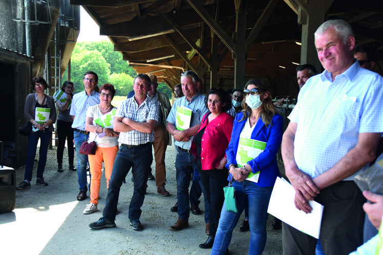 Parmi les participants, Philippe Noyau, président de la chambre d'Agriculture de région, Florence Doucet, vice-présidente du conseil départemental, et Magali Chapey, sous-préfète. Ils ont écouté les problématiques rencontrées par les éleveurs.