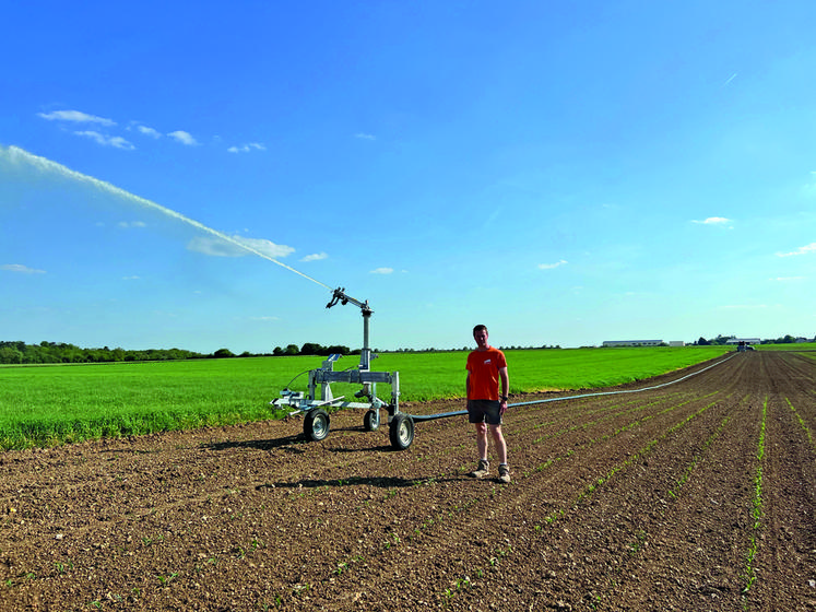 Baptiste Menon inaugure cette année son système d'irrigation qui lui permettra de limiter les pertes de rendements dues à la sécheresse.