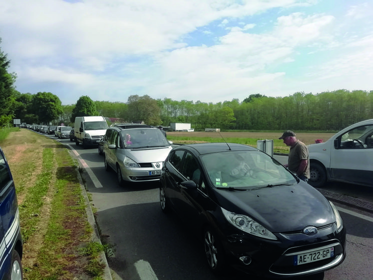 Le 7 mai, à Contres. Les fraisiculteurs distribuent des fraises aux automobilistes pour leur expliquer leur désarroi face au manque de main-d'Suvre.