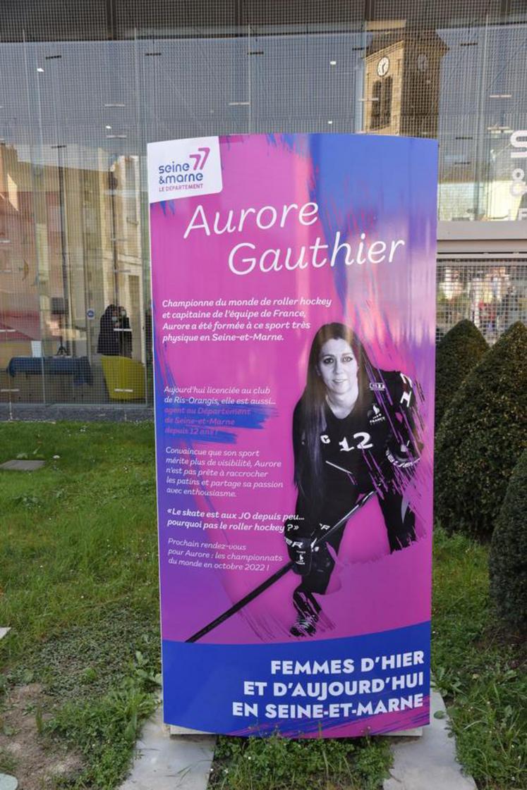 Un panneau de l'exposition Femmes d'hier et d'aujourd'hui en Seine-et-Marne, sur lequel apparaît Aurore Gauthier.