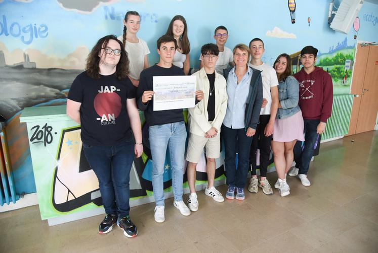 Le 12 mai, à Sours. Des lycéens de La Saussaye ont récolté 500 euros de dons pour les réfugiés ukrainiens dans le cadre de leur engagement citoyen.