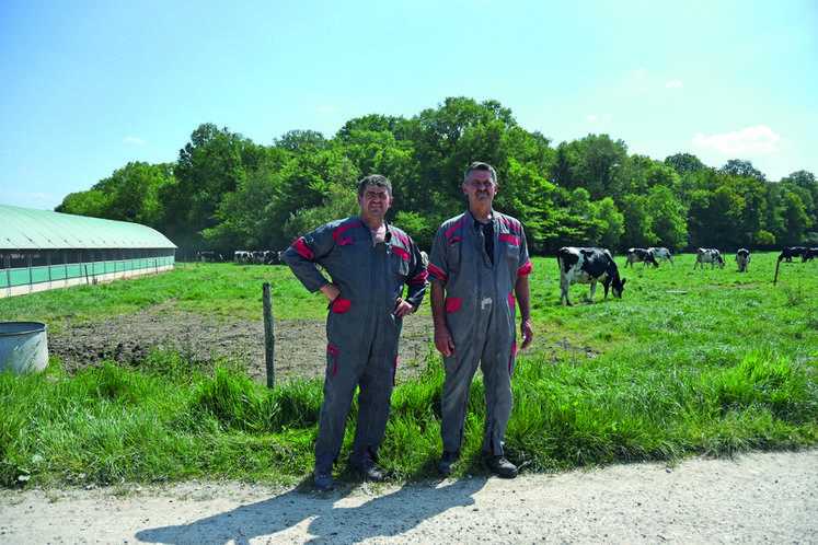 Lundi 9 mai, à Lignières. Les frères Fabien (à g.) et Jean-Pierre Samson présentent leur exploitation à l'occasion de la visite pré-comice. 