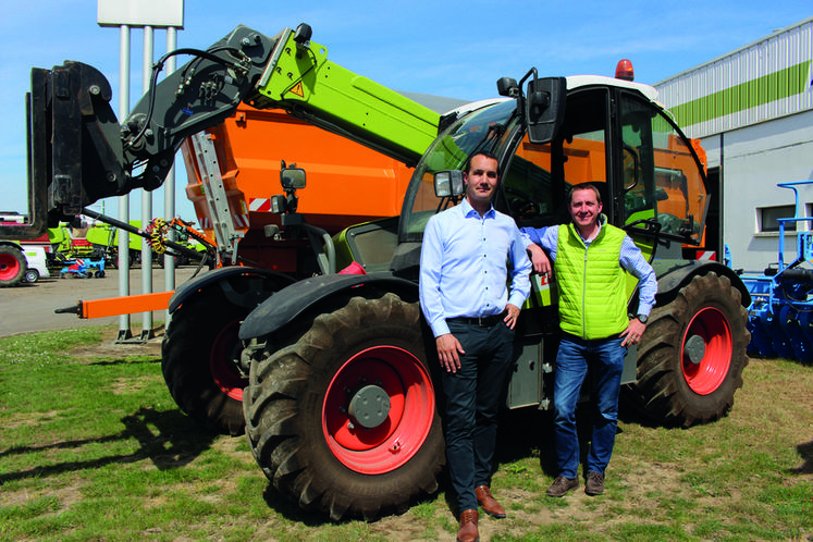 Mathieu Dumeige et Vincent Legrand devant un Scorpion. Ils mettent en avant la boîte Varipower.