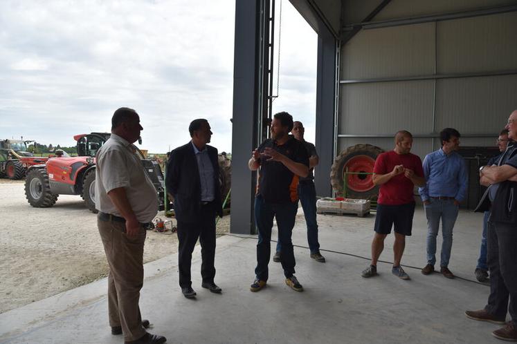 Henri Ganzin, président de la Cuma du Ronceau, a fait visiter le hangar partagé de la structure.