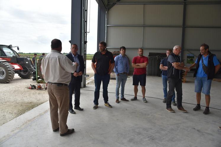 Henri Ganzin, président de la Cuma du Ronceau, a fait visiter le hangar partagé de la structure.