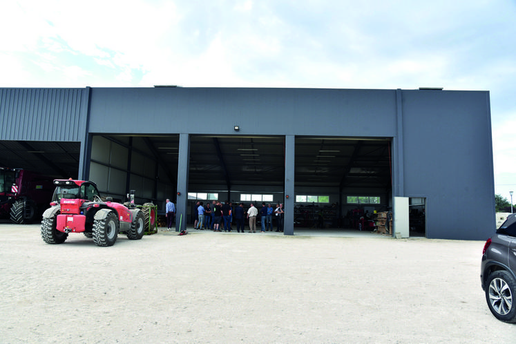 Après un long temps d'échanges, Henri Ganzin, président de la Cuma du Ronceau, a fait visiter le hangar partagé de la structure à Jean-Luc Riglet.