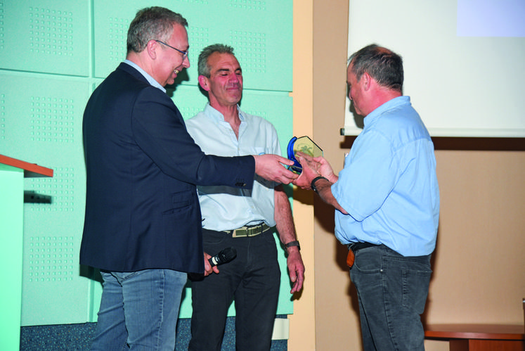 Le 13 mai, à Chartres. Le président de la chambre d'Agriculture, Éric Thirouin (à g.), a souligné l'implication de l'animateur de l'Asa 28, Daniel Lazier (à d.), qui prend sa retraite après une quarantaine d'années à ce poste.