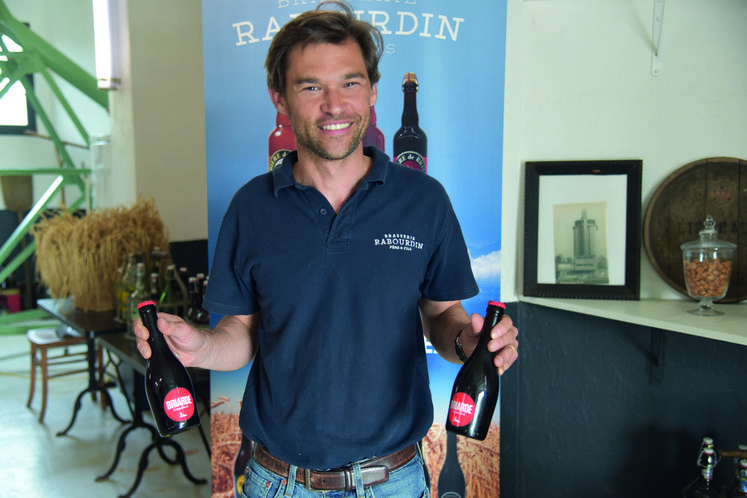 Courpalay, samedi 14 mai. Hubert Rabourdin présente la dernière-née des Briardes, celle aromatisée au coquelicot.