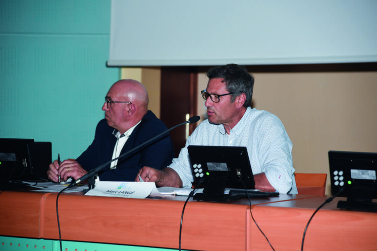 Le 17 mai, à Chartres. Le président de l'Association des irrigants d'Eure-et-Loir, Marc Langé (à d.), de retour en présentiel devant ses adhérents pour une assemblée générale toujours aussi dense. 