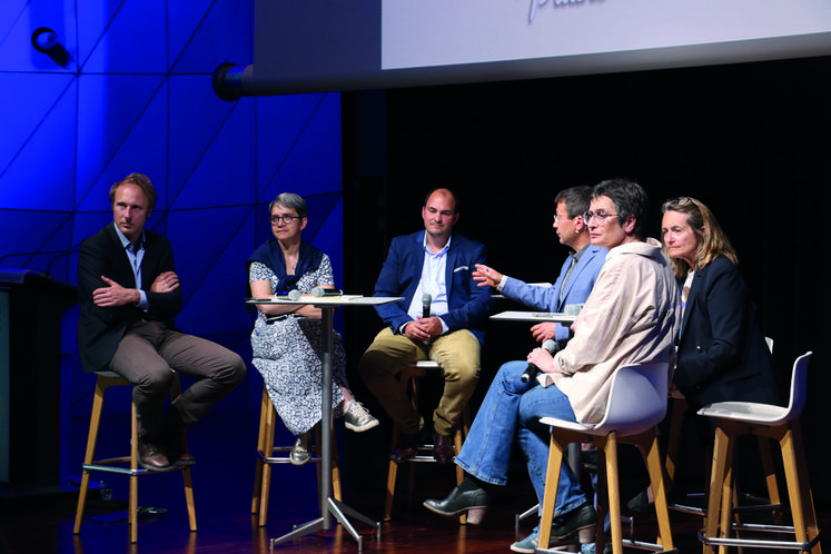 Au cours de Radio plaine, un grand débat a été organisé sur le thème Concilier attentes sociétales et exigences agricoles	: rôle des politiques et parole ­scientifique.