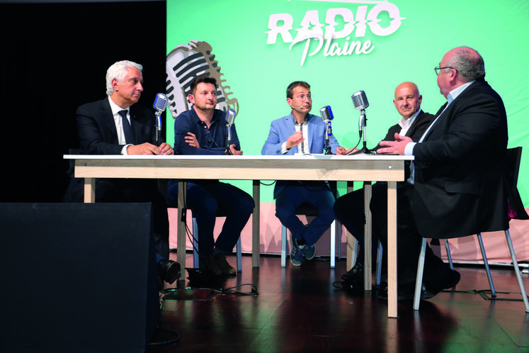 Lors de Radio plaine, les agriculteurs Stéphane Besnard et Pascal Dupré ont pu échanger avec l'économiste Emmanuel Lechypre et le président du Min de Rungis, Stéphane Layani.