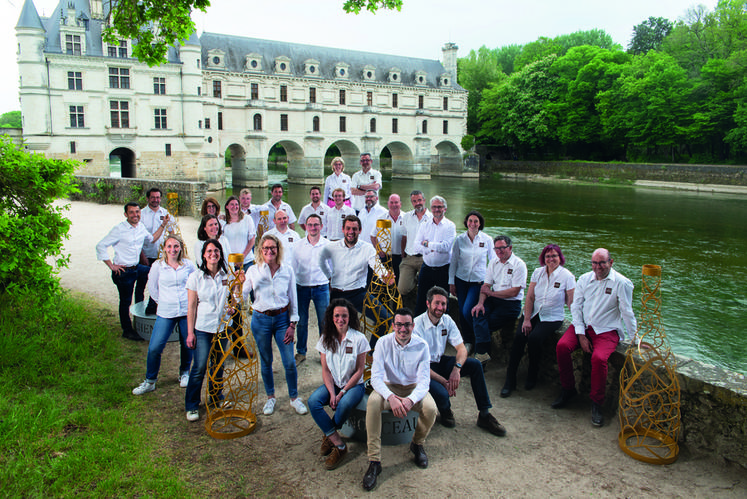Les vignerons et vigneronnes de l'appellation touraine-chenonceaux posent devant le château de Chenonceau.