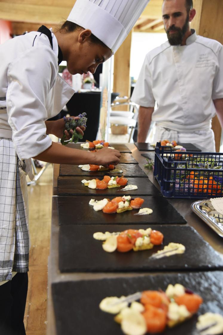 L'entrée sélectionnée est la truite façon gravlax, pesto de betterave et vodka, légumes pickels et blinis safranés à la mousse de chèvre, proposée par l'école Saint-Louis.