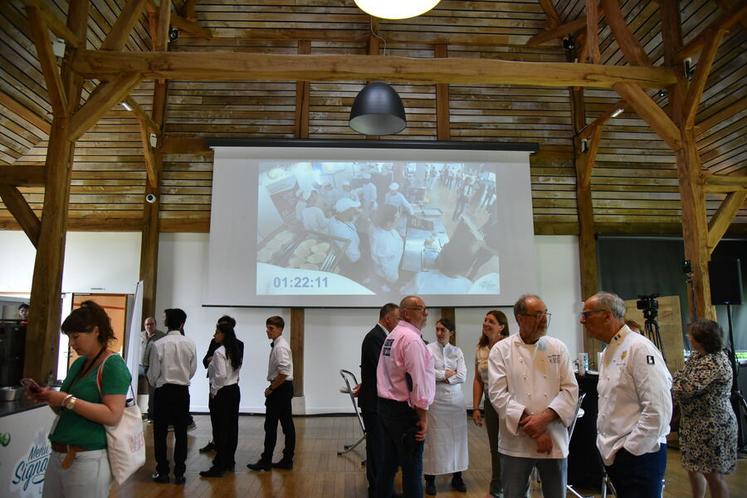 L'événement était filmé et retransmis en direct de la halle de Chamerolles sur la page Facebook et Linkedin du Département. Plusieurs écrans étaient disposés dans la halle.