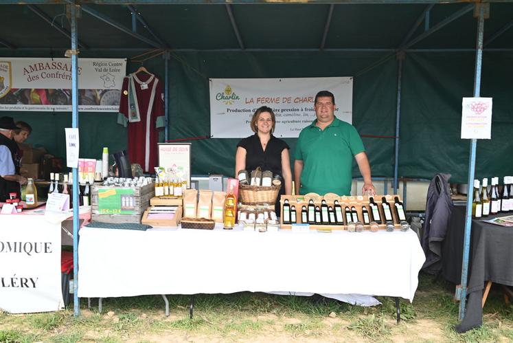 L'allée «	Bienvenue à la ferme	» offrait aux visiteurs un choix multiple de produits locaux loir-et-chériens, comme les différentes huiles de Charlin Hallouin, ­producteur d'oléagineux. 