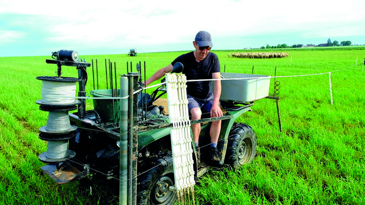 Jean-Luc Douine utilise le Clotur'Xpress avec un quad pour ses brebis en ­pâturage tournant.