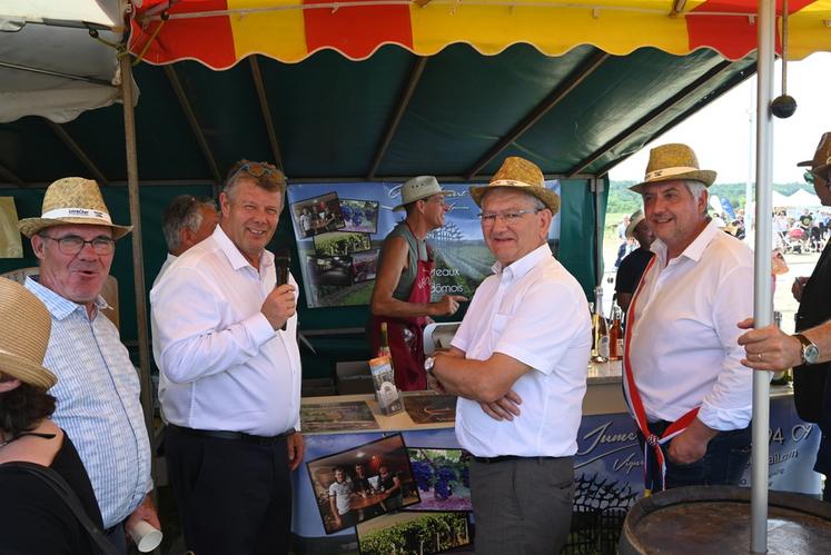 La délégation officielle du comice de Morée a visité les stands des producteurs tout en insistant sur l'importance de consommer local. 