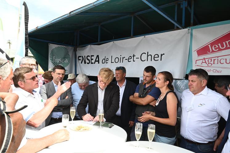 Lors de son passage au stand de la FNSEA 41 et de Jeunes agriculteurs 41, Marc Fesneau, ministre de l'Agriculture, a pris note des revendications des représentants des deux syndicats agricoles. 