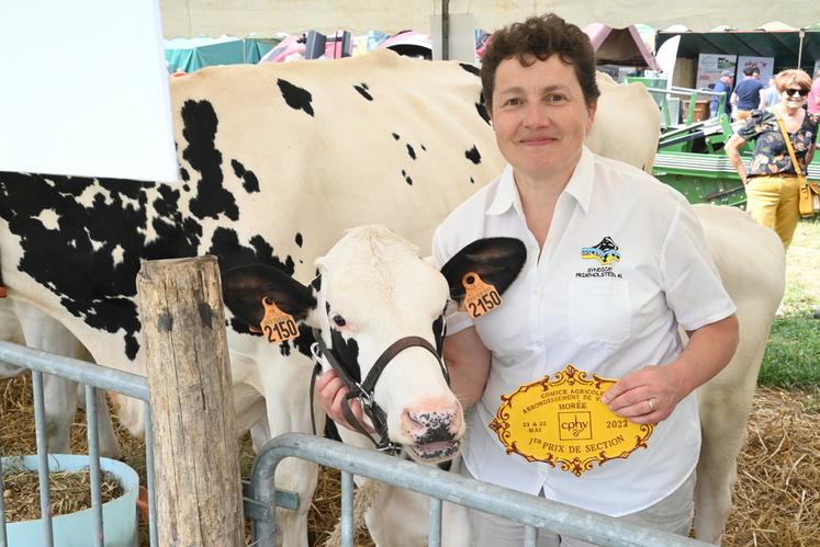 Sylvie Pelletier, gérante du Gaec des Charmilles, à Baillou, présente Scoda, prim'holstein arrivée ­première de sa section.