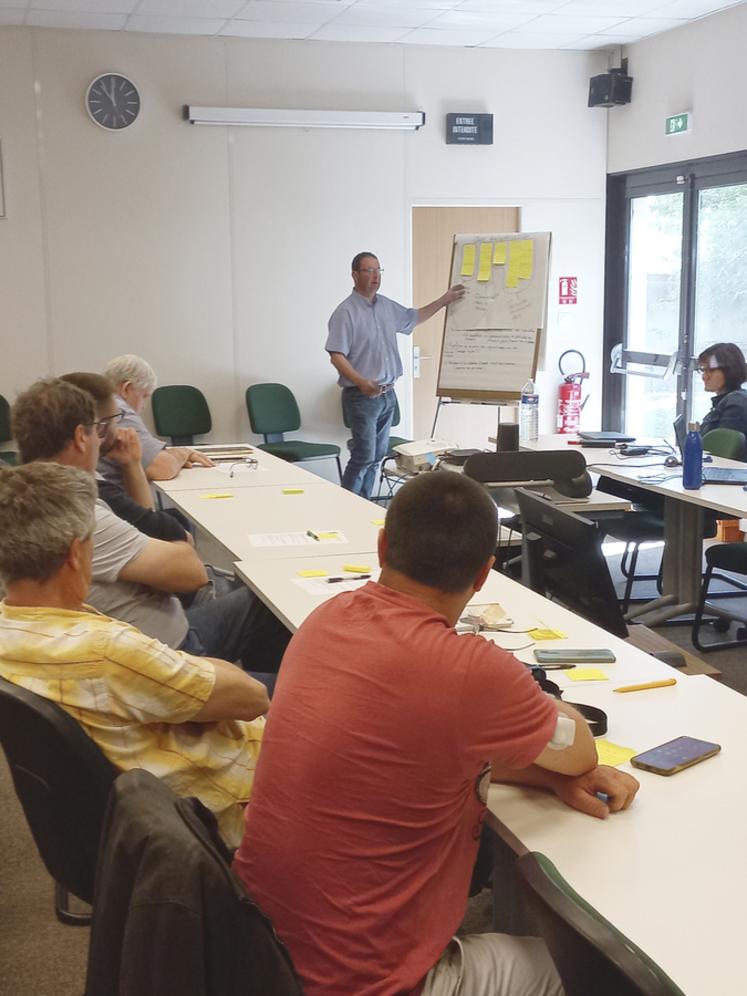 Mardi 17 mai, à Blois. Les responsables des syndicats d'exploitants agricoles de Loir-et-Cher ont pu réfléchir à leurs missions et à leurs besoins pour les remplir.