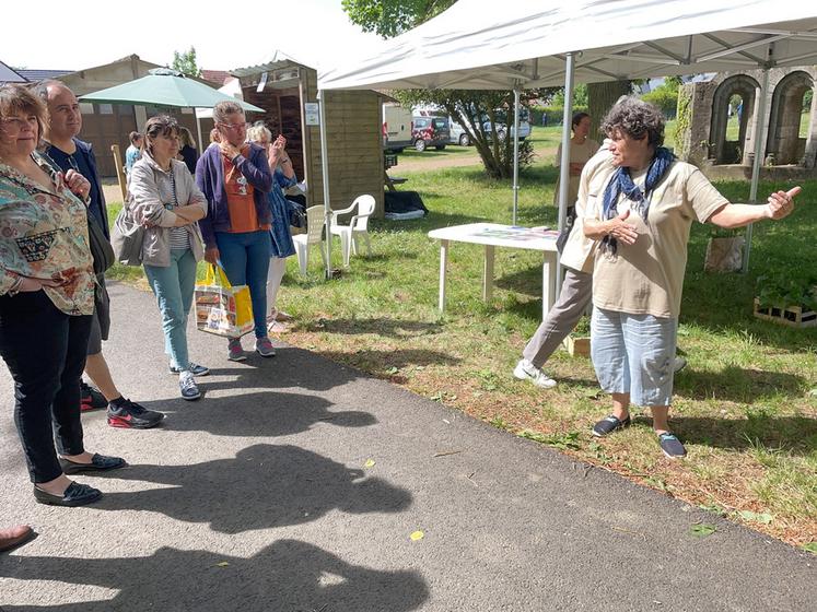 Le 14 mai, à Lèves. La directrice du Jardin Solibio, Claire Génova (à d.), a expliqué les tenants et aboutissants de l'Éco-pôle qui complète son dispositif.