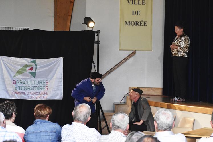 Vendredi 20 mai, à Morée. La troupe Le Moulin à paroles en représentation durant le théâtre-débat organisé par la chambre d'Agriculture de Loir-et-Cher.