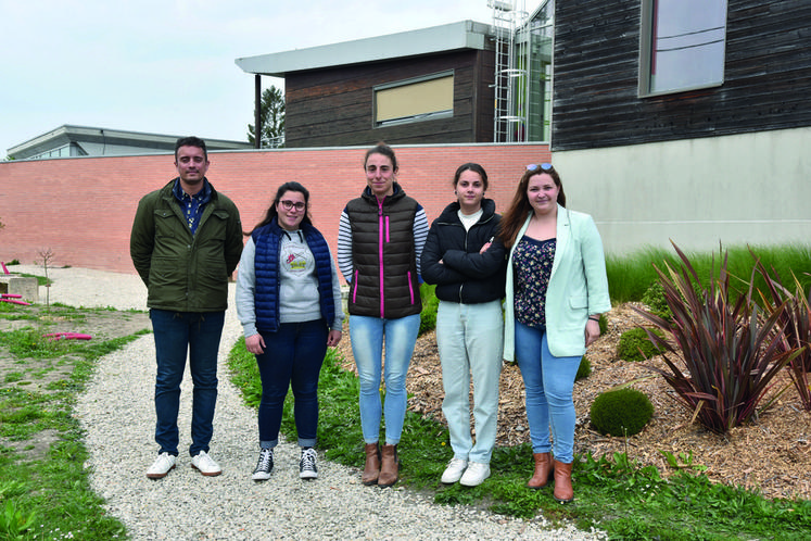 Les étudiantes du CFA de Bellegarde, accompagnées pour le concours par leur responsable de vie scolaire, ont été les grandes gagnantes durant la cérémonie régionale.