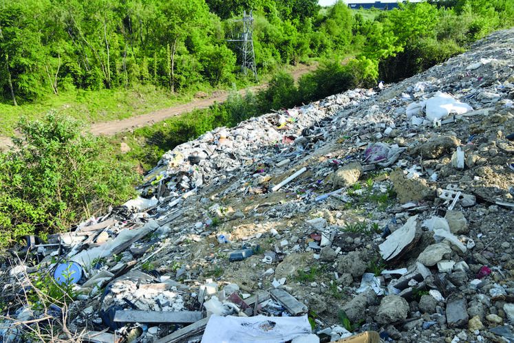 En 2018, au terme de cinq mois d'occupation illégale du site, 14	000 m3 de déchets ont été découverts sur ce site de 8 hectares, soit 6	000 tonnes qui sont désormais en cours de traitement et d'évacuation. 