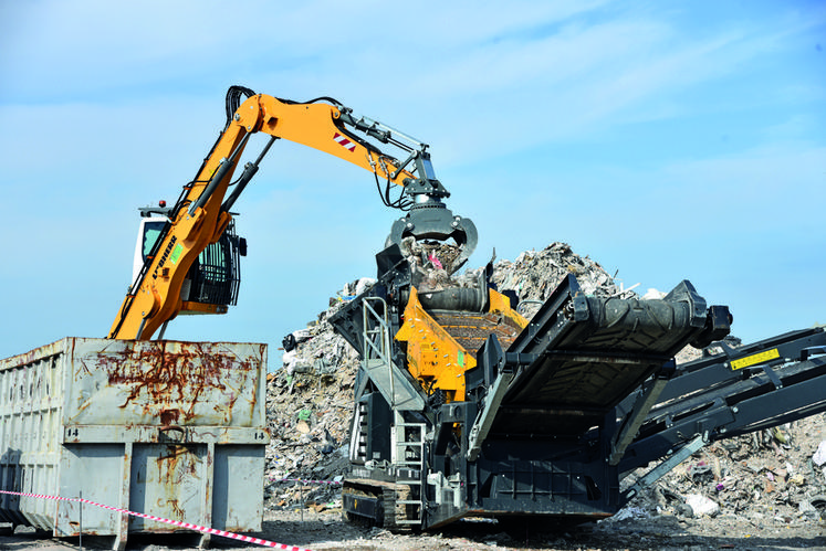 Le chantier a démarré il y a quelques semaines. Les déchets sont triés sur place, puis évacués par camions.