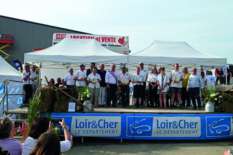 Dimanche 22 mai, à Morée. Les lauréats de la catégorie Prim'holstein lors de la remise des prix du comice.