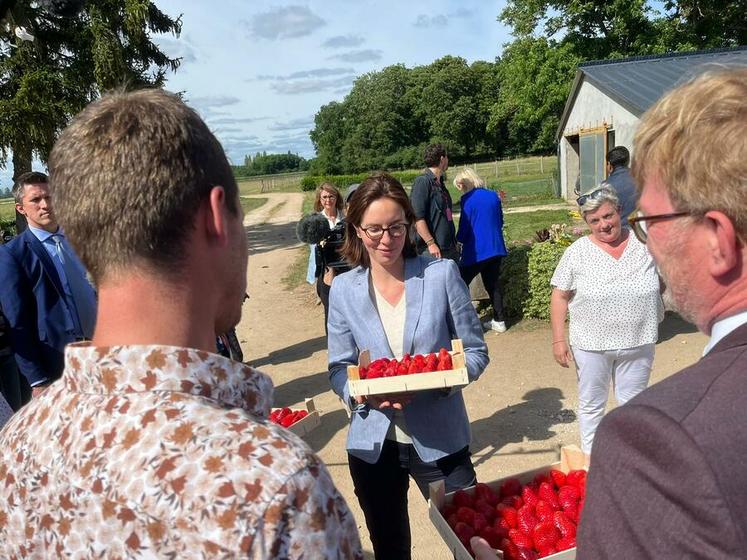 En fin de rencontre, les ministres sont repartis avec des fraises de ­l'exploitation Les Marais. 